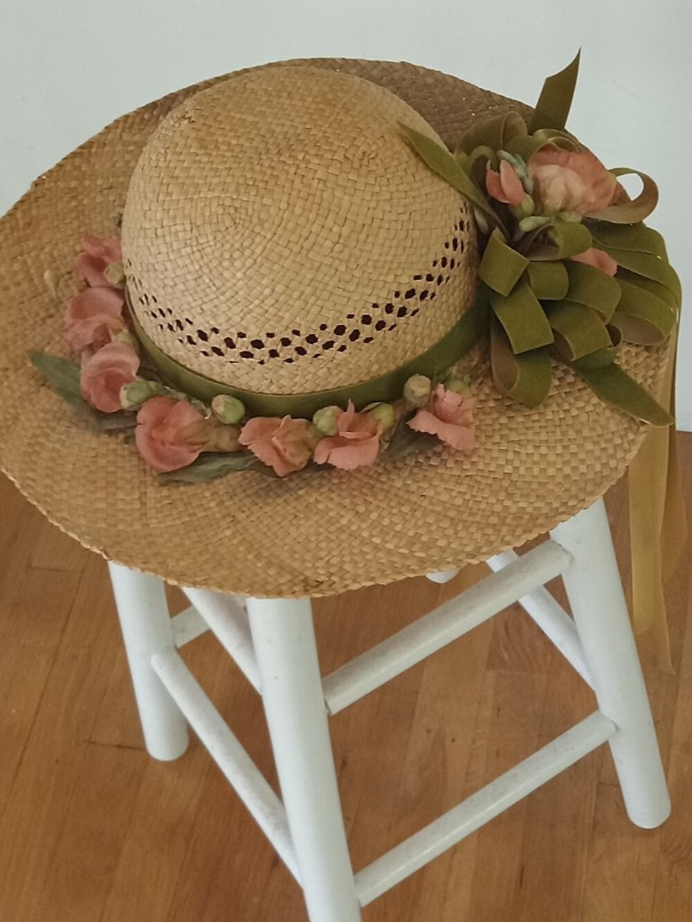 Gorgeous Vintage Straw Hat with Peach/Apricot Flowers & Green Velveteen Ribbons